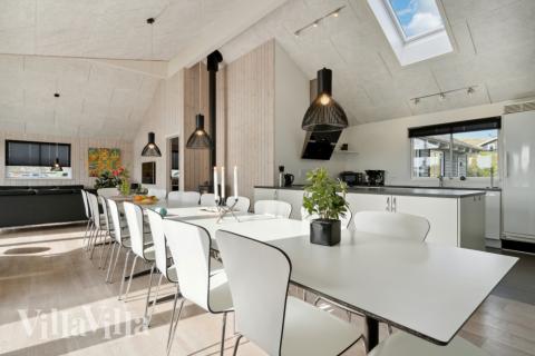 Det er plass til 20 personer i det store lyse oppholdsrommet i luksushus nr. 363.