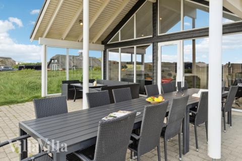 På terrassen i feriehus nr. 363 er det plass til 20 personer.