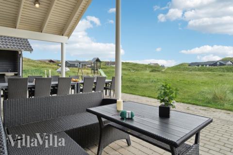 Nyt en grillkveld på terrassen i luksushus nr. 363 i Vestjylland