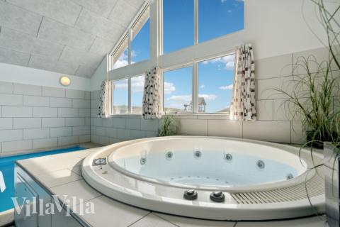 Nyt varmen i boblebadet i luksushus nr. 363 i Vestjylland