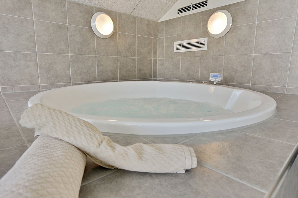 Nyt varmen i boblebadet i luksushus nr. 366 i Lolland/Falster/Møn
