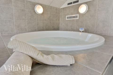 Nyt varmen i boblebadet i luksushus nr. 366 i Lolland/Falster/Møn