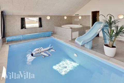 Feriehus 366 har et flott basseng med sklie, et stort innebygd boblebad og en badstue