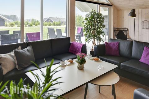 Det er god plass til at 14 personer sitter sammen i feriehusets oppholdsrom under et besøk i luksushus 366 i Lolland/Falster/Møn.