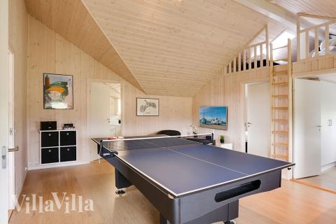 I tillegg til alle aktivitetsmulighetene i husets bassengavdeling, kan du også spille biljard, bordtennis og dart i luksushus nr. 366