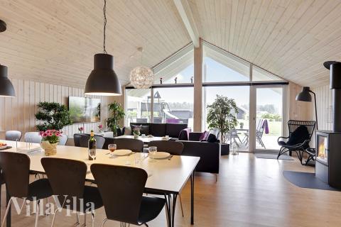 Det er plass til 14 personer i det store lyse oppholdsrommet i luksushus nr. 366.