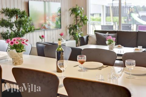 Oppholdsrom med plass til 14 i luksushus nr. 366.