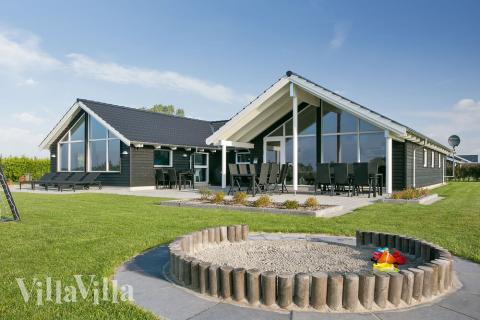 Hus med svømmebasseng med en nydelig beliggenhet nær Råbylille Strand. Det finnes utallige aktivitetsmuligheter for både store og små. Møn byr blant annet på barnevennlige sandstrender, flotte naturopplevelser og hyggelige butikker og restauranter.