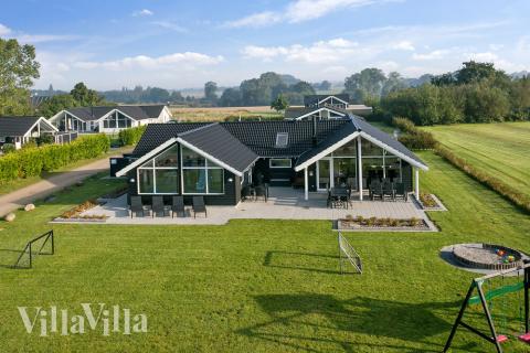 Luksushus nr. 366 har en deilig terrasse med gode hagemøbler til 14 personer.