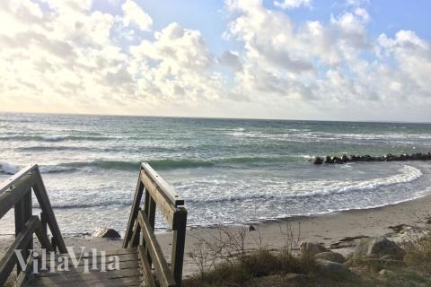 Stranden nær luksushus nr. 366 i Lolland/Falster/Møn er ideell til gåturer.