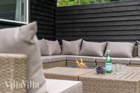 På terrassen i feriehus nr. 365 er det plass til 20 personer.