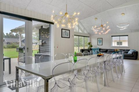 Det er god plass til at 20 personer sitter sammen i feriehusets oppholdsrom under et besøk i luksushus 365 i Nordsjælland.