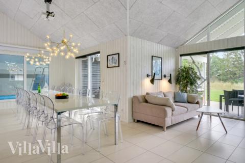 Det er plass til 20 personer i det store lyse oppholdsrommet i luksushus nr. 365.