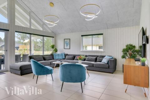 Det er god plass til hygge i feriehusets sofagruppe under oppholdet i luksushus nr. 365