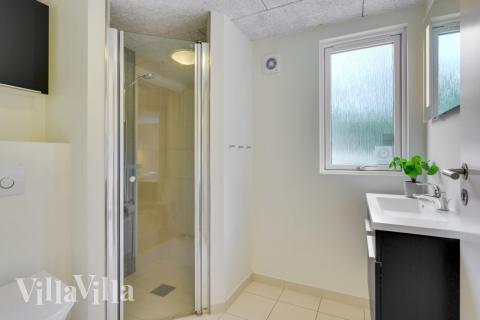 Det finnes bad med dusj i luksushus nr. 365 til 20 personer.