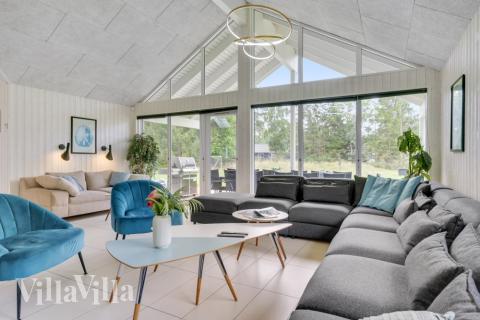 Sofaen i luksushus nr. 365 i Nordsjælland er perfekt for å hygge seg med et brettspill eller se en film sammen.