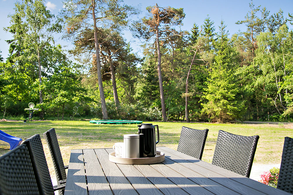 Nyt en grillkveld på terrassen i luksushus nr. 367 i Nordsjælland