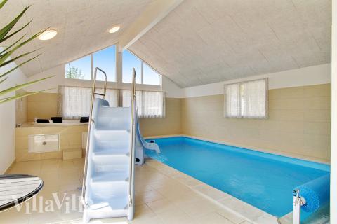 Det flotte bassenget i luksushus nr. 370 til 20 personer