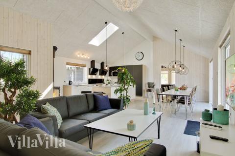 Det er plass til 20 personer i det store lyse oppholdsrommet i luksushus nr. 370.