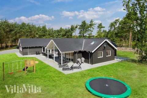 Flott, luksuriøst feriehus i Snogebæk ved Dueodde på Bornholm, hvor både skog og strand byr på flotte naturopplevelser. 