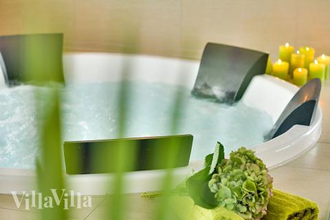 Nyt varmen i boblebadet i luksushus nr. 370 i Bornholm