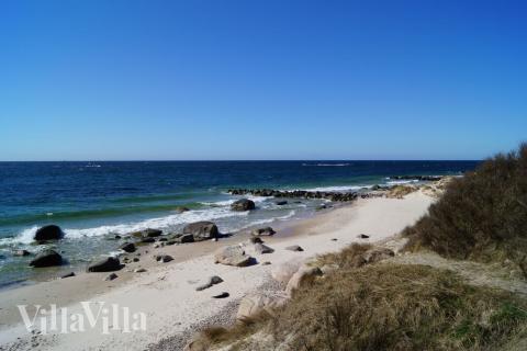 Den flotte stranden nær luksushus nr. 370 ved Bornholm.