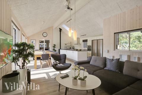 Det er plass til 20 personer i det store lyse oppholdsrommet i luksushus nr. 369.