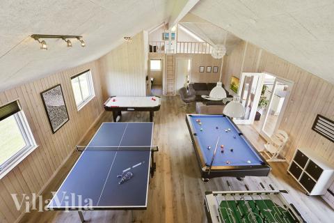 I tillegg til alle aktivitetsmulighetene i husets bassengavdeling, kan du også spille biljard, bordtennis og dart i luksushus nr. 369