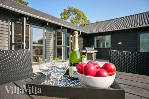 Nyt en grillkveld på terrassen i luksushus nr. 369 i Nordsjælland