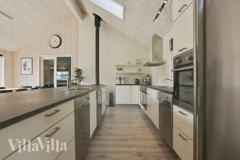 Kjøkkenet i luksushus nr. 369 i Nordsjælland er godt innrettet.