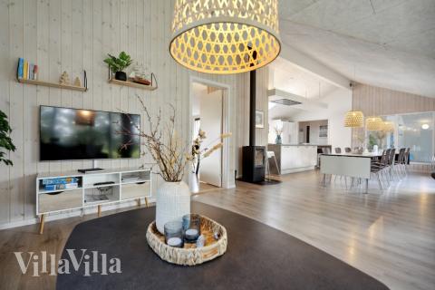 Sofaen i luksushus nr. 371 i Vestjylland er perfekt for å hygge seg med et brettspill eller se en film sammen.