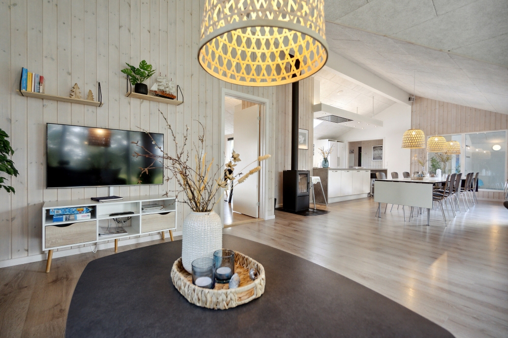 Sofaen i luksushus nr. 371 i Vestjylland er perfekt for å hygge seg med et brettspill eller se en film sammen.