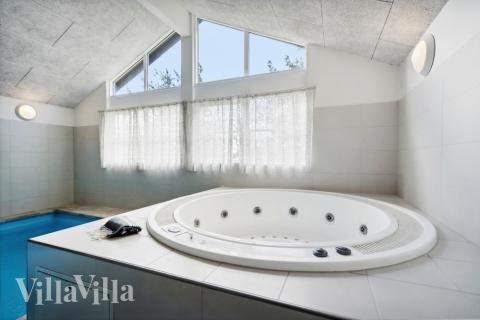Nyt varmen i boblebadet i luksushus nr. 371 i Vestjylland