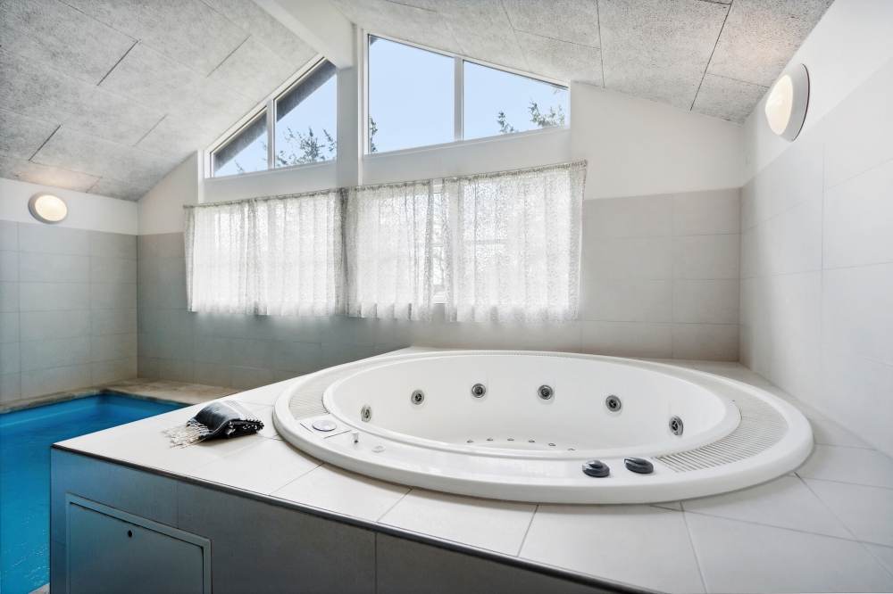 Nyt varmen i boblebadet i luksushus nr. 371 i Vestjylland