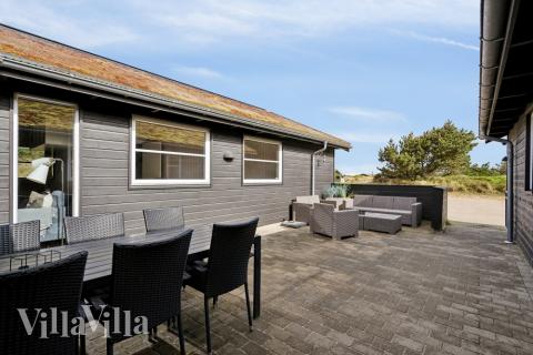 På terrassen i feriehus nr. 371 er det plass til 21 personer.