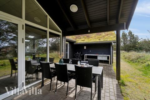 Nyt en grillkveld på terrassen i luksushus nr. 371 i Vestjylland