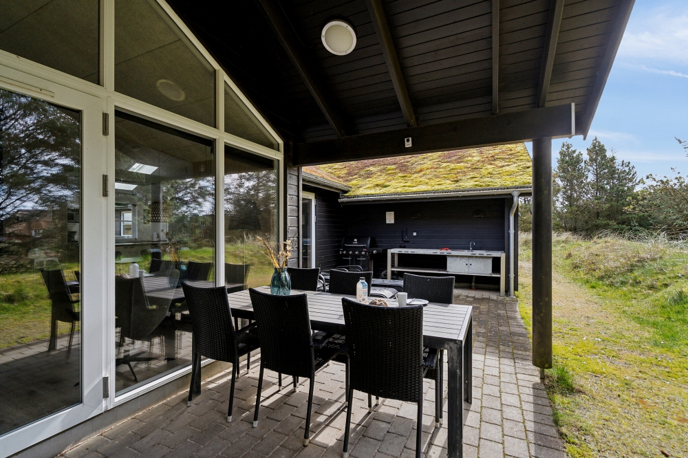 Nyt en grillkveld på terrassen i luksushus nr. 371 i Vestjylland