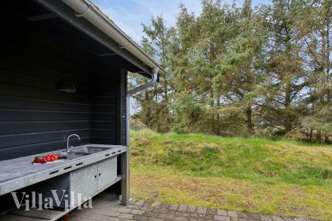 I det attraktive feriehuset nr. 371 i Vestjylland finnes det mengder av utendørsaktiviteter, som leketårn og huskestativ.