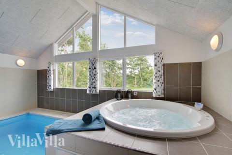 Nyt varmen i boblebadet i luksushus nr. 372 i Vestjylland