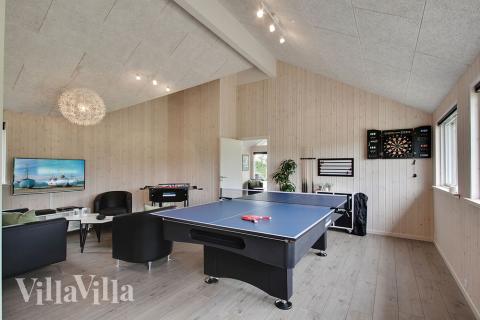 Luksushus nr. 372 til 18 personer tilbyr et stort aktivitetsrom med bl.a. biljard og dart