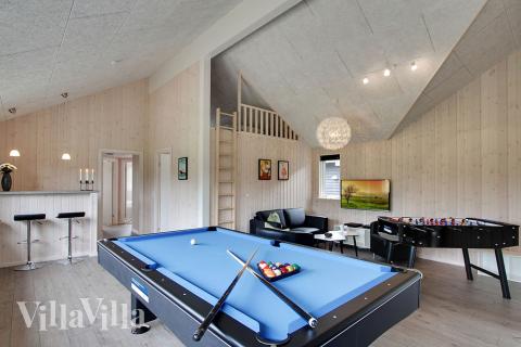 I tillegg til alle aktivitetsmulighetene i husets bassengavdeling, kan du også spille biljard, bordtennis og dart i luksushus nr. 372