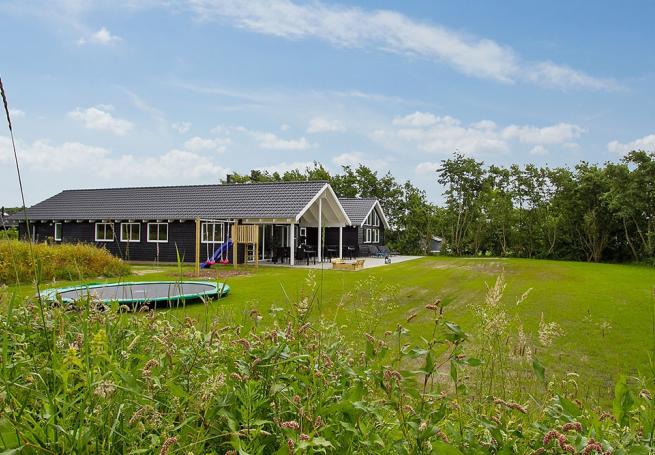 Flott feriehus med bassend med  en vakker beliggenhet i den populære feriebyen Blåvand og kun 600 m fra havet. 