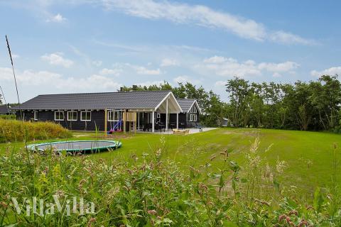 Flott feriehus med bassend med  en vakker beliggenhet i den populære feriebyen Blåvand og kun 600 m fra havet. 
