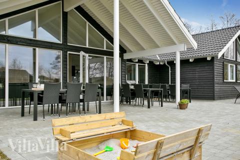 Nyt en grillkveld på terrassen i luksushus nr. 372 i Vestjylland