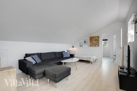 Sofaen i luksushus nr. 373 i Limfjorden er perfekt for å hygge seg med et brettspill eller se en film sammen.