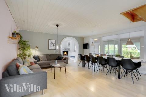 Det er plass til 20 personer i det store lyse oppholdsrommet i luksushus nr. 373.