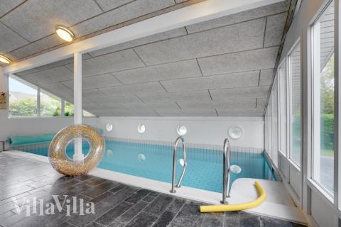 Det flotte bassenget i luksushus nr. 373 til 20 personer