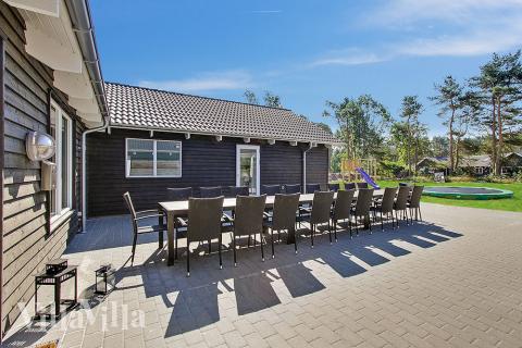 Luksushus nr. 374 har en deilig terrasse med gode hagemøbler til 22 personer.
