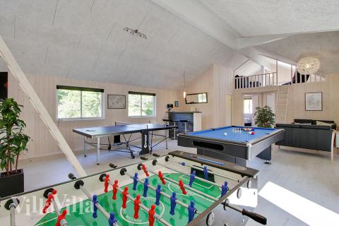 Luksushus nr. 374 til 22 personer tilbyr et stort aktivitetsrom med bl.a. biljard og dart