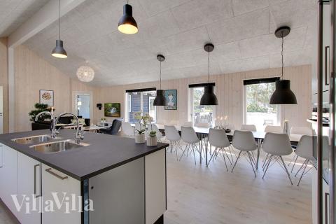 Det er plass til 22 personer i det store lyse oppholdsrommet i luksushus nr. 374.